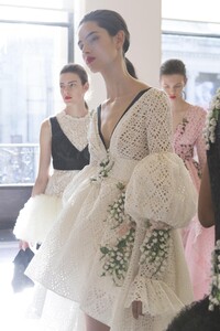 backstage-defile-giambattista-valli-automne-hiver-2017-2018-paris-coulisses-152.thumb.jpg.f01bcaae2a85ac98f8face31b68251d9.jpg