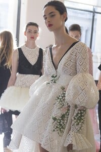 backstage-defile-giambattista-valli-automne-hiver-2017-2018-paris-coulisses-153.thumb.jpg.713d4c7cbea8d73df664010837b581ec.jpg