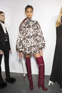 backstage-defile-giambattista-valli-automne-hiver-2018-2019-paris-coulisses-134.thumb.jpg.5027bfefd1304945002f9744bc9e0e26.jpg