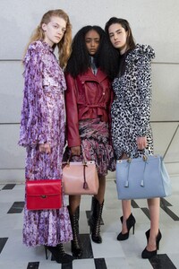 backstage-defile-giambattista-valli-automne-hiver-2019-2020-paris-coulisses-74.thumb.jpg.b4062d8b72dc5f55e5f37943cc0ee407.jpg