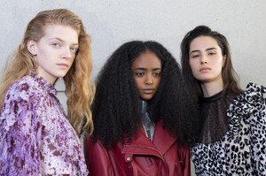 backstage-defile-giambattista-valli-automne-hiver-2019-2020-paris-coulisses-75.thumb.jpg.b0fbdb53060910501af9a25971cff0eb.jpg