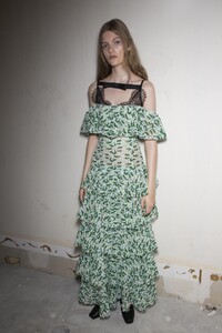 backstage-defile-giambattista-valli-printemps-ete-2018-paris-coulisses-153.thumb.jpg.2bff0c94e3e833bf723ca58135c3f6cc.jpg