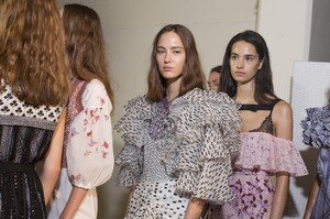 backstage-defile-giambattista-valli-printemps-ete-2018-paris-coulisses-52.thumb.jpg.a29d4e98376abef22bd5c1a4bddb7d7d.jpg