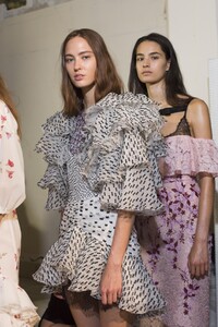 backstage-defile-giambattista-valli-printemps-ete-2018-paris-coulisses-53.thumb.jpg.47fff33b408fe20704e6db0c3d04938c.jpg