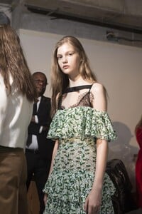 backstage-defile-giambattista-valli-printemps-ete-2018-paris-coulisses-67.thumb.jpg.3860936f68be59549b3688905e0ae01c.jpg