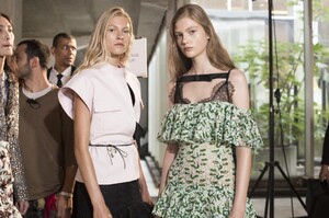 backstage-defile-giambattista-valli-printemps-ete-2018-paris-coulisses-87.thumb.jpg.9195f9c6ca14aa7413461a8aafb1e26d.jpg