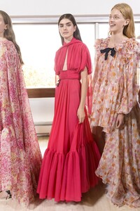 backstage-defile-giambattista-valli-printemps-ete-2019-paris-coulisses-128.thumb.jpg.4d0f93b234ca8f2dd728c72c552046d1.jpg