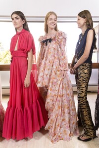 backstage-defile-giambattista-valli-printemps-ete-2019-paris-coulisses-130.thumb.jpg.ed0fc91178507b387fd931edc7ff8eef.jpg