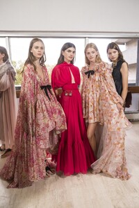 backstage-defile-giambattista-valli-printemps-ete-2019-paris-coulisses-75.thumb.jpg.a646529aee09b71fa6b5cc2518912a7b.jpg