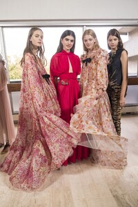 backstage-defile-giambattista-valli-printemps-ete-2019-paris-coulisses-76.thumb.jpg.70338953400e0bb0e63f0bfb6a910119.jpg