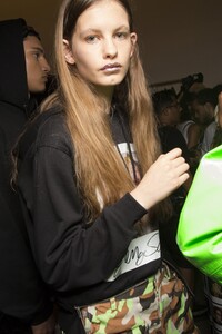 backstage-defile-jeremy-scott-printemps-ete-2019-new-york-coulisses-74.thumb.jpg.e8075c3fa591716dcbc692600932cfd7.jpg
