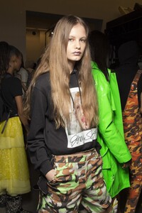 backstage-defile-jeremy-scott-printemps-ete-2019-new-york-coulisses-95.thumb.jpg.8fa51b267a17b57aa0ff090d9a92f002.jpg