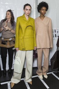 backstage-defile-jil-sander-automne-hiver-2019-2020-milan-coulisses-82.thumb.jpg.8e1f36ec81c336013bda337c6deedd74.jpg