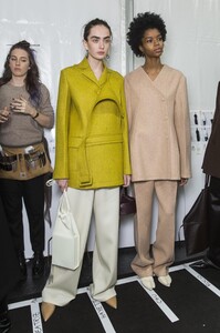 backstage-defile-jil-sander-automne-hiver-2019-2020-milan-coulisses-83.thumb.jpg.8154d769c19caeabe76c598481ccb2d8.jpg