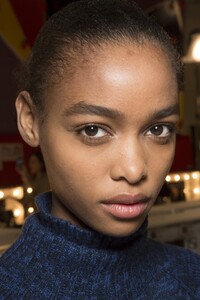 backstage-defile-jw-anderson-automne-hiver-2018-2019-londres-coulisses-53.thumb.jpg.00fead68b30e47e7efe2e9466f240e75.jpg