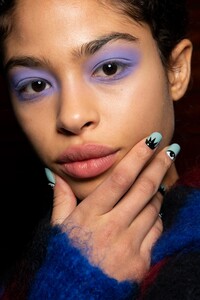 backstage-defile-kenzo-automne-hiver-2019-2020-paris-coulisses-88.thumb.jpg.afec768dcbdc01996d4f5d2a7d626136.jpg