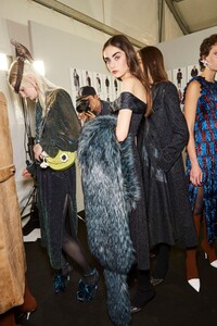 backstage-defile-marco-de-vincenzo-automne-hiver-2019-2020-milan-coulisses-86.thumb.jpg.75086487b08ccfc3dbd920e2cf8e1dda.jpg