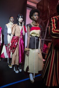 backstage-defile-marni-automne-hiver-2018-2019-milan-coulisses-114.thumb.jpg.b500eaef224e6ee6b8e79ba7e224bc80.jpg