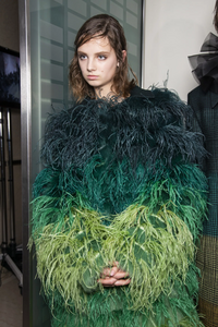 backstage-defile-mary-katrantzou-automne-hiver-2019-2020-londres-coulisses-17.thumb.jpg.41d9a31ab7866d00b8d291a2e9e19c17.jpg