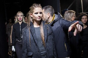 backstage-defile-max-mara-automne-hiver-2018-2019-milan-coulisses-73.thumb.jpg.a1d160c3f0cc0a45fdc2ca393faf1ffa.jpg
