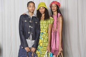 backstage-defile-michael-kors-collection-printemps-ete-2019-new-york-coulisses-115.thumb.jpg.2d834cb5074bd22469c0b9eb0ee19231.jpg