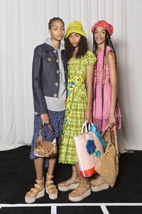 backstage-defile-michael-kors-collection-printemps-ete-2019-new-york-coulisses-116.thumb.jpg.4fb84f05962e2c4aabe7c560aa587f0d.jpg
