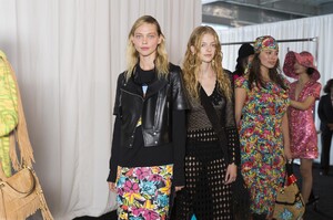 backstage-defile-michael-kors-collection-printemps-ete-2019-new-york-coulisses-135.thumb.jpg.7aeb0c9fa2379beceba0ae620320d5fd.jpg