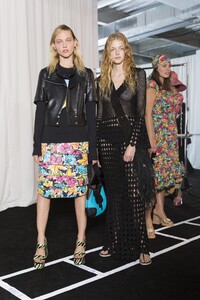 backstage-defile-michael-kors-collection-printemps-ete-2019-new-york-coulisses-136.thumb.jpg.1f5ea75c134ca93ba49be00a4a95023e.jpg