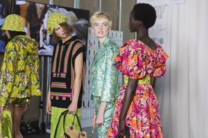 backstage-defile-michael-kors-collection-printemps-ete-2019-new-york-coulisses-141.thumb.jpg.0c322c8e3dfc7f58e3956b59e024a13e.jpg