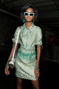 backstage-defile-moschino-automne-hiver-2018-2019-milan-coulisses-27.thumb.jpg.43ccaccac37652bf67c145af01a0015e.jpg