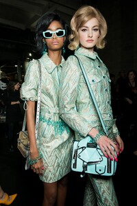 backstage-defile-moschino-automne-hiver-2018-2019-milan-coulisses-48.thumb.jpg.03393bb69544b1442b8cafe1600601c8.jpg