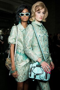 backstage-defile-moschino-automne-hiver-2018-2019-milan-coulisses-49.thumb.jpg.ed902a56a9edcbf43e0efa0ef2c2912b.jpg