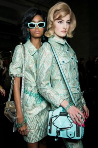 backstage-defile-moschino-automne-hiver-2018-2019-milan-coulisses-50.thumb.jpg.030d12095df1acf63d855ae4eeb8c17c.jpg