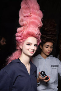 backstage-defile-moschino-automne-hiver-2020-2021-milan-coulisses-32.thumb.jpg.356c5d5d1affd36e4cd4b354ae20d9ae.jpg