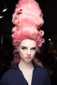 backstage-defile-moschino-automne-hiver-2020-2021-milan-coulisses-58.thumb.jpg.183d081045b10146da3b46e366685867.jpg