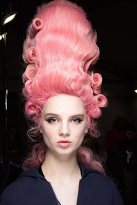 backstage-defile-moschino-automne-hiver-2020-2021-milan-coulisses-59.thumb.jpg.27eb6d68a65bc707e6dd31c2dd18f067.jpg