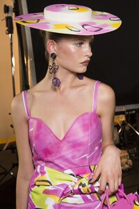 backstage-defile-moschino-printemps-ete-2019-milan-coulisses-113.thumb.jpg.fac744819baf2afc531ed5795bc928a9.jpg