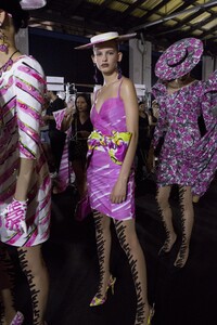 backstage-defile-moschino-printemps-ete-2019-milan-coulisses-187.thumb.jpg.47b6c5a52b2e843ba650f3af141c9cdb.jpg