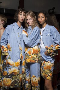 backstage-defile-msgm-printemps-ete-2019-milan-coulisses-160.thumb.jpg.09f53d33106a670066ca1c6266d7d12d.jpg