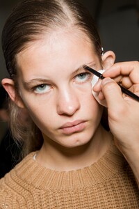 backstage-defile-olivier-theyskens-automne-hiver-2018-2019-paris-coulisses-11.thumb.jpg.e566b871b6271bfadfc2946b89aadaaf.jpg