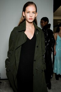backstage-defile-olivier-theyskens-automne-hiver-2018-2019-paris-coulisses-48.thumb.jpg.a024751f6c9839bb9d15597ee3331cb9.jpg