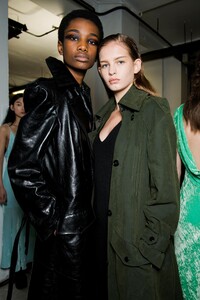 backstage-defile-olivier-theyskens-automne-hiver-2018-2019-paris-coulisses-49.thumb.jpg.a663a6af52c124bf8b066888d20a79f3.jpg