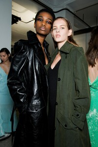 backstage-defile-olivier-theyskens-automne-hiver-2018-2019-paris-coulisses-50.thumb.jpg.c14f7c3706ecdcc66624f39c8e559979.jpg