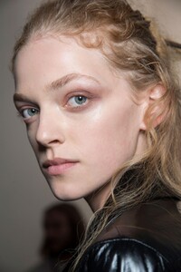 backstage-defile-olivier-theyskens-printemps-ete-2019-paris-coulisses-42.thumb.jpg.b53ab2da74e2f672085bd03e05dd9fc2.jpg