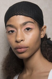 backstage-defile-peter-pilotto-printemps-ete-2019-londres-coulisses-33.thumb.jpg.786d417caa48d22a9889957d182dd047.jpg