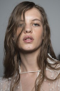 backstage-defile-philosophy-di-lorenzo-serafini-printemps-ete-2019-milan-coulisses-111.thumb.jpg.4180167f2e797e22eae365fbec108e45.jpg