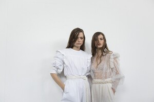 backstage-defile-philosophy-di-lorenzo-serafini-printemps-ete-2019-milan-coulisses-35.thumb.jpg.ededaa3ba8bc265db80af4deb0bcd558.jpg