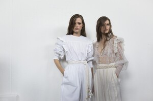 backstage-defile-philosophy-di-lorenzo-serafini-printemps-ete-2019-milan-coulisses-37.thumb.jpg.6aa56e1c035e06d9a7c2f1144d2a0c4a.jpg