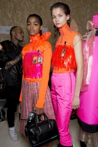 backstage-defile-prada-automne-hiver-2018-2019-milan-coulisses-119.thumb.jpg.77949261186d9c20657e2ba3396755b9.jpg