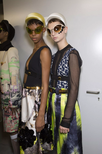 backstage-defile-prada-printemps-ete-2019-milan-coulisses-53.thumb.jpg.e84c155334a3f9ee9163e1c982a3b616.jpg